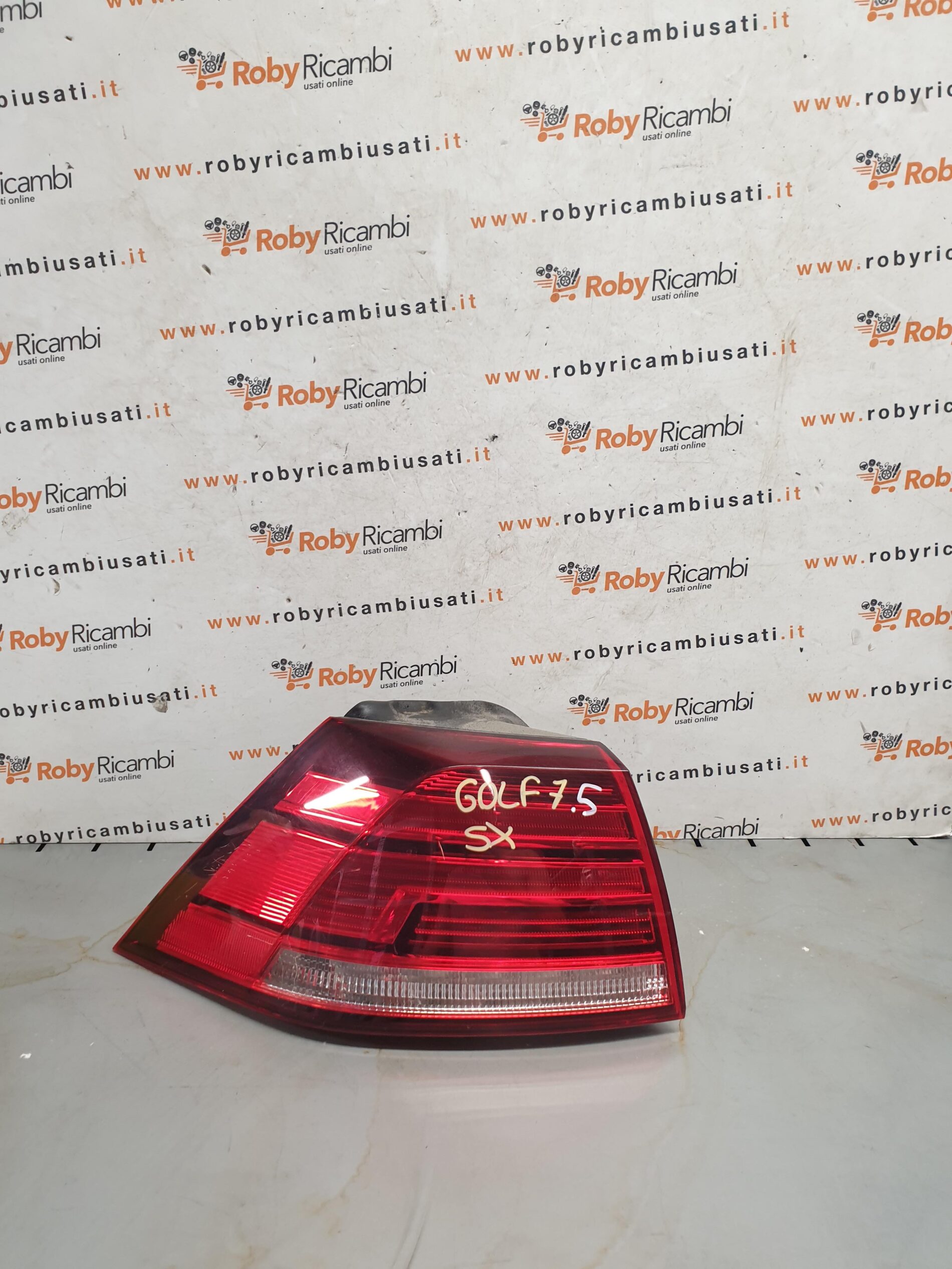 Fanale Posteriore Sinistro x Volkswagen Golf 7.5 – 2016 >