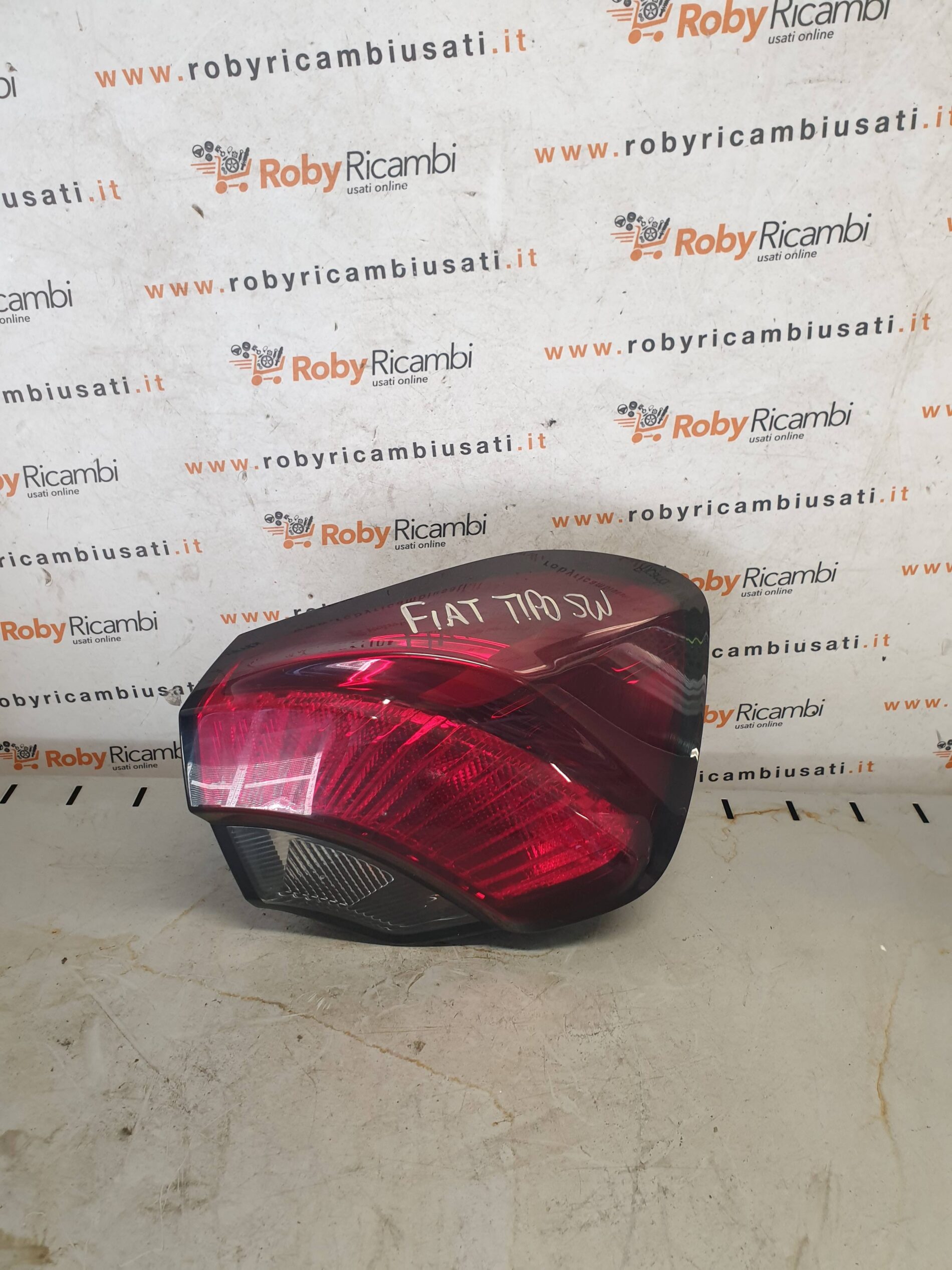 Fanale Posteriore Destro x Fiat Tipo – 2015 > (Versione Scura)
